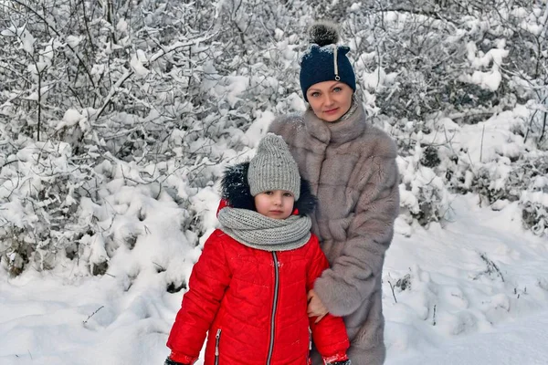 Mor Och Dotter Flickor Vacker Fantastisk Snöig Skog — Stockfoto