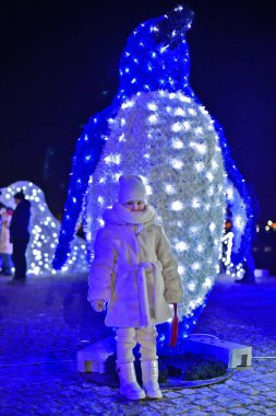 Anne ve kızı, Dnepropetrovsk, Ukrayna 'da yeni yıl dekoruyla süslenmiş bir şekilde geziyorlar..