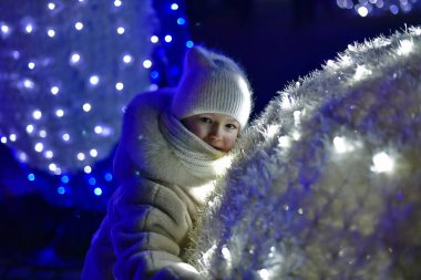 Anne ve kızı, Dnepropetrovsk, Ukrayna 'da yeni yıl dekoruyla süslenmiş bir şekilde geziyorlar..