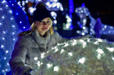 Anne ve kızı, Dnepropetrovsk, Ukrayna 'da yeni yıl dekoruyla süslenmiş bir şekilde geziyorlar..