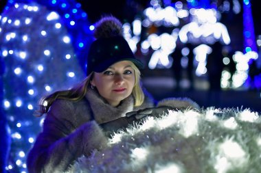 Anne ve kızı, Dnepropetrovsk, Ukrayna 'da yeni yıl dekoruyla süslenmiş bir şekilde geziyorlar..
