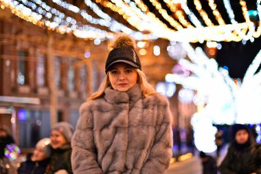 Anne ve kızı, Dnepropetrovsk, Ukrayna 'da yeni yıl dekoruyla süslenmiş bir şekilde geziyorlar..