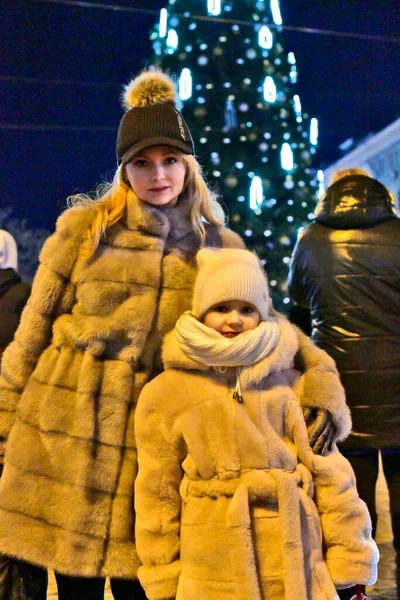 Mamma Figlia Piedi Città Dnepropetrovsk Ucraina Decorato Con Arredamento Capodanno — Foto Stock