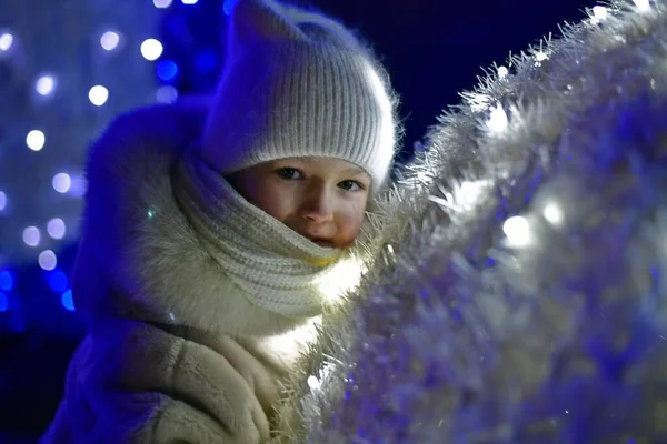 Mamma Och Dotter Runt Staden Dnepropetrovsk Ukraina Dekorerad Med Nyårsinredning — Stockfoto