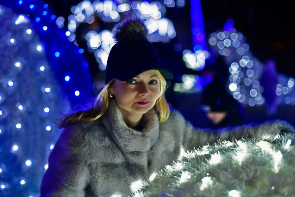 Anne ve kızı, Dnepropetrovsk, Ukrayna 'da yeni yıl dekoruyla süslenmiş bir şekilde geziyorlar..