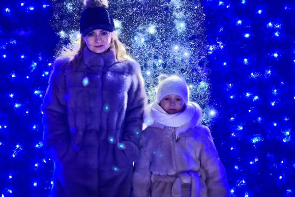 Mutter Und Tochter Spazieren Durch Die Stadt Dnepropetrowsk Ukraine Dekoriert — Stockfoto