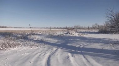 Köyün kışın karlı manzarası.