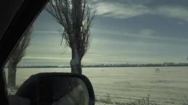 Kış karlı yolu, araba penceresinden manzara..