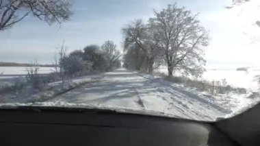 Kış karlı yolu, araba penceresinden manzara..