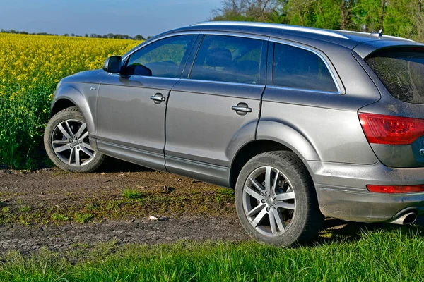 Ucrania Ciudad Novomoskovsk 2022 Audi Suv Primavera Con Telón Fondo —  Fotos de Stock