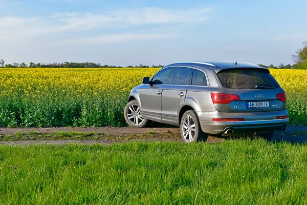 Ucrania Ciudad Novomoskovsk 2022 Audi Suv Primavera Con Telón Fondo —  Fotos de Stock