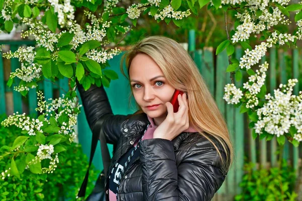 Hermosa Joven Principios Primavera Cerca Árbol Floreciente — Foto de Stock