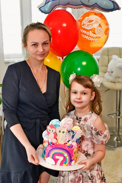 Aniversário Uma Criança Mãe Com Filha Com Belo Bolo Balões — Fotografia de Stock