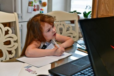 Ukrayna 'daki savaş sırasında uzaktan eğitim gören birinci sınıf öğrencisi bir çocuk..