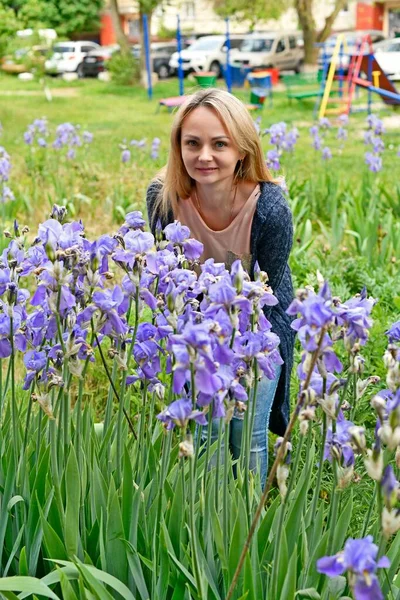 Hermosa Mujer Primavera Sobre Fondo Flores Iris Azul — Foto de Stock