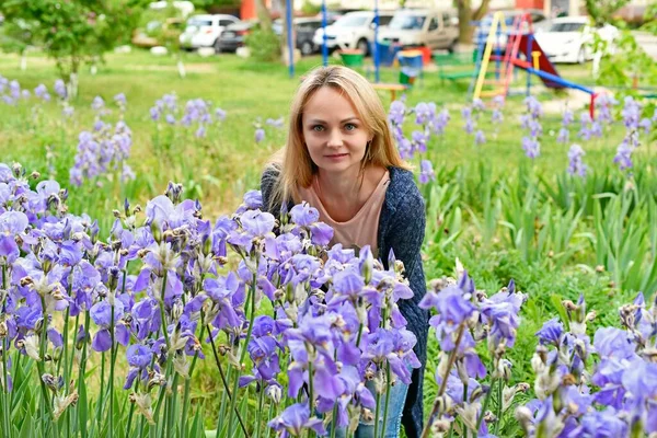 Piękna Wiosenna Kobieta Tle Niebieskich Kwiatów Tęczówki — Zdjęcie stockowe