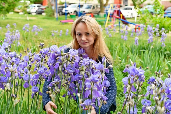 Hermosa Mujer Primavera Sobre Fondo Flores Iris Azul — Foto de Stock