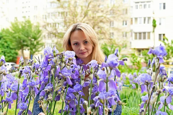 Hermosa Mujer Primavera Sobre Fondo Flores Iris Azul — Foto de Stock