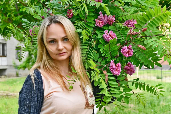 Bella Donna Mezza Età Primavera Uno Sfondo Acacia Fiore — Foto Stock