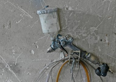 Araba boyamak için hava fırçası.