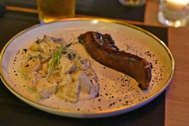 Kızarmış sığır dili ve salata..