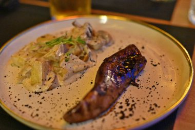 Kızarmış sığır dili ve salata..