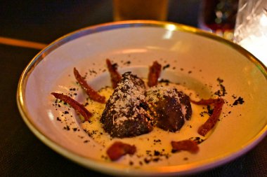 Patates püresi yastığında kızarmış et yanakları..