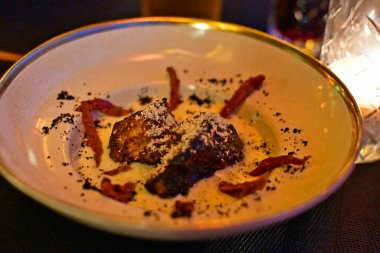 Patates püresi yastığında kızarmış et yanakları..