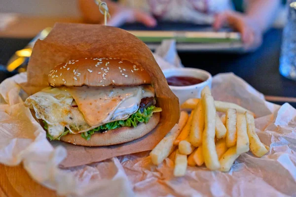 Hamburger Piatto Solitamente Costituito Una Polpa Carne Macinata Solitamente Manzo — Foto Stock