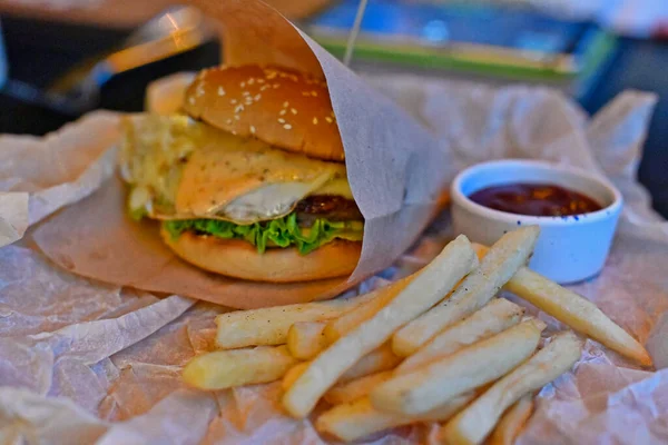 Hamburger Piatto Solitamente Costituito Una Polpa Carne Macinata Solitamente Manzo — Foto Stock