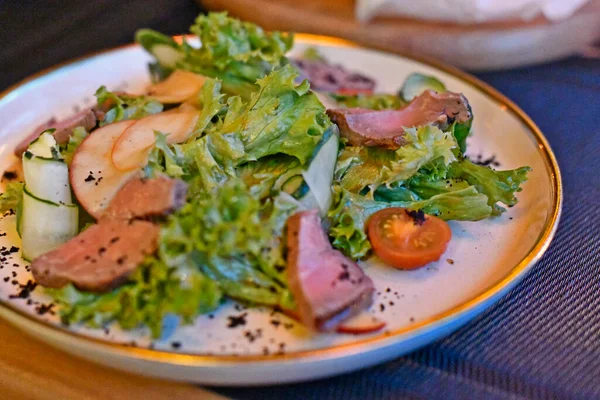肉沙拉 一种冷的菜 由一种不同类型的或不同类型的混合切碎的调料组成 — 图库照片