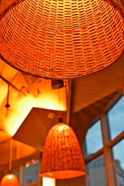 Söğüt dallarından yapılmış lamba gölgesi.