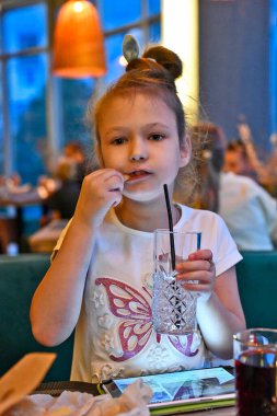 Güzel bir kız restoranda yemek yiyor..