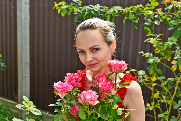 Hermosa Mujer Campo Con Arbusto Hermosas Rosas — Foto de Stock