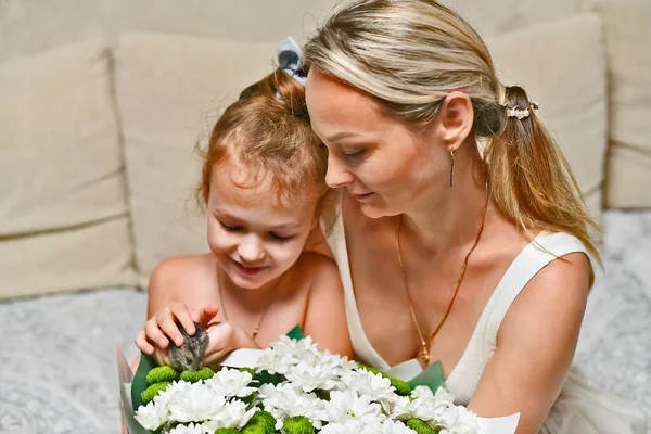 Maman Fille Avec Bouquet Fleurs Hamster — Photo