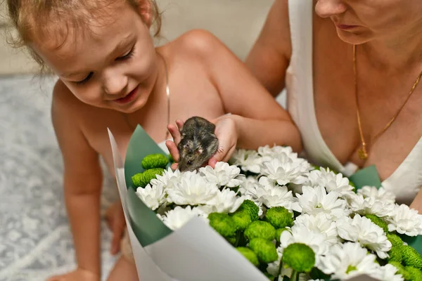 Bir Buket Çiçekli Hamsterlı Bir Anne Kız — Stok fotoğraf