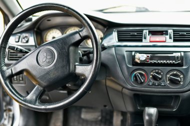 Ukrayna, Novomoskovsk şehri 09 / 04 / 2022. Mitsubishi Lancer 2000 'den 2007' ye kadar Japonya 'daki Mizushima fabrikasında 9 nesil üretildi..