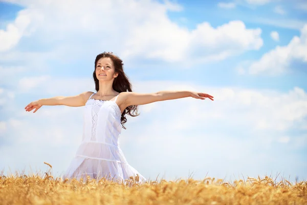 Jovem mulher tendo alegria no campo de trigo — Fotografia de Stock