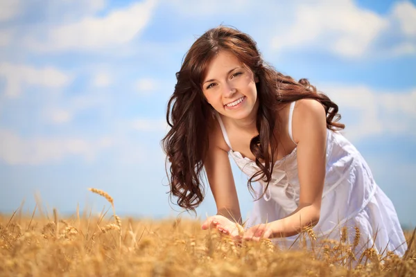 buğday alanında şirin kız