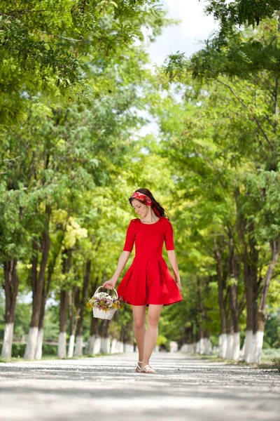 Menina bonita em vestido vermelho, ao ar livre — Fotografia de Stock