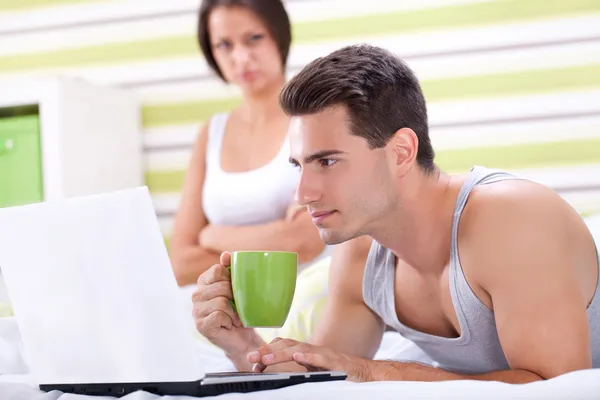 Casal com laptop na cama . — Fotografia de Stock