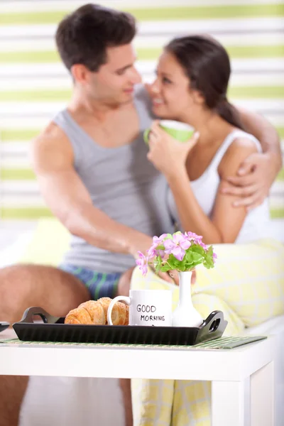 Doce casal desfrutando de manhã — Fotografia de Stock