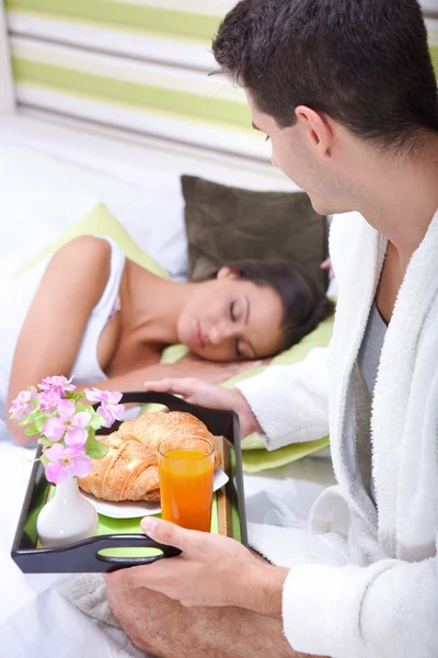 Man brengen het ontbijt zijn vriendin — Stockfoto