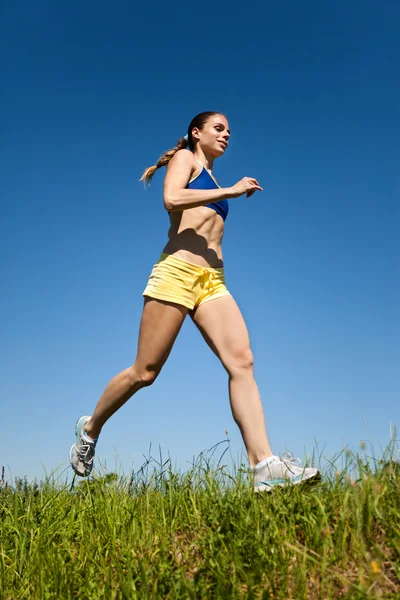 Sportovní fitness žena běží — Stock fotografie