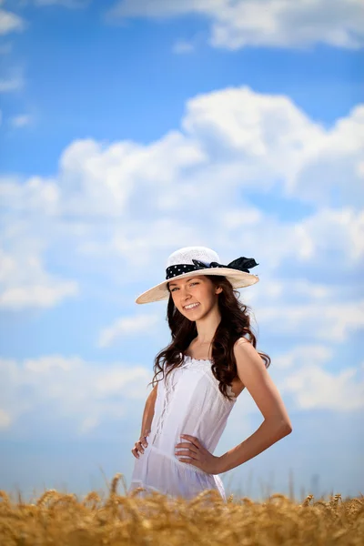 Menina encantadora no campo de trigo — Fotografia de Stock