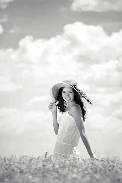 Giovane donna in campo, in bianco e nero , — Foto Stock