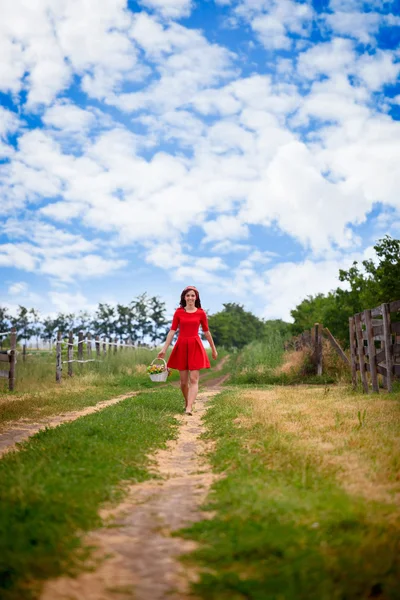 Mulher na natureza — Fotografia de Stock