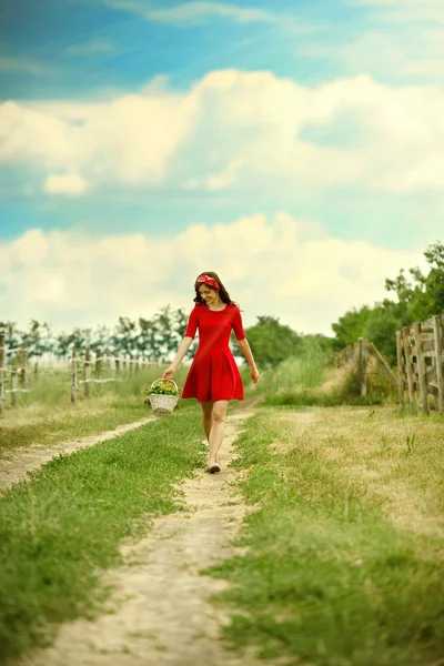 Attraktiv kvinna promenader i naturen — Stockfoto