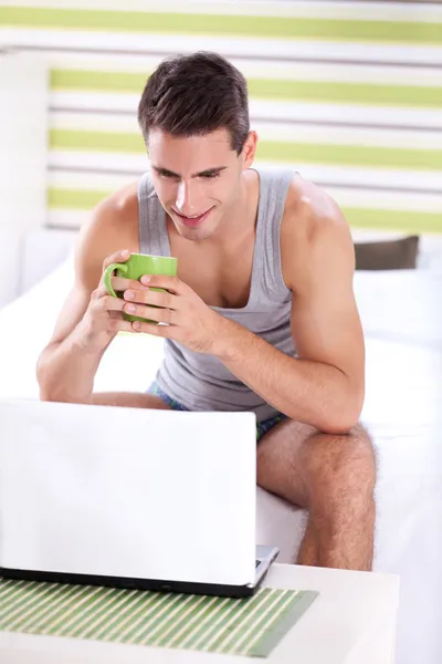 Homens bonitos usando laptop — Fotografia de Stock