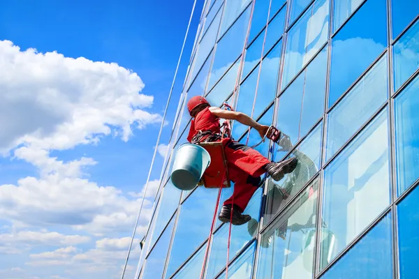 Venster wasmachine hoog kantoorgebouw — Stockfoto